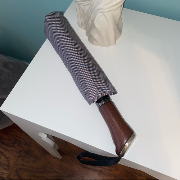 Balios Black and White Checkered Houndstooth Umbrella with Wooden Handle - Picture 3 of 7